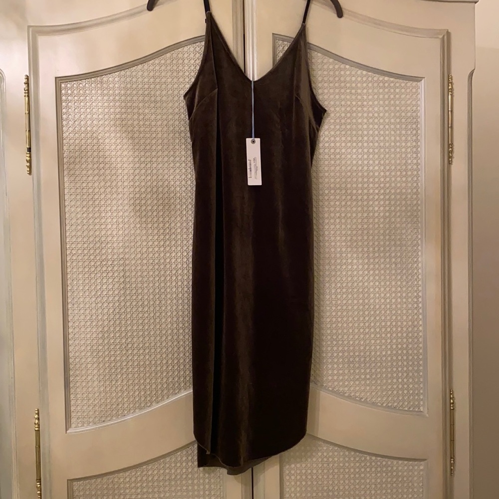 Brown v neck spaghetti strap velvet midi dress with tags
